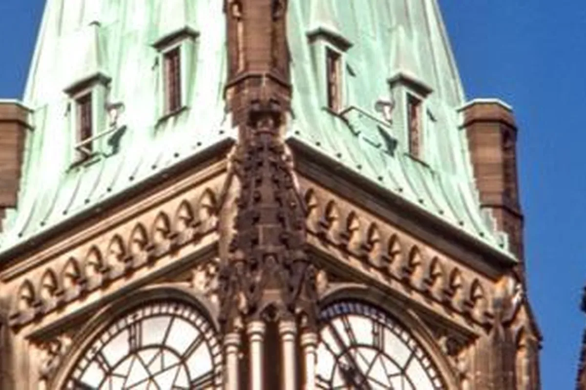 Reloj de torre sin personas